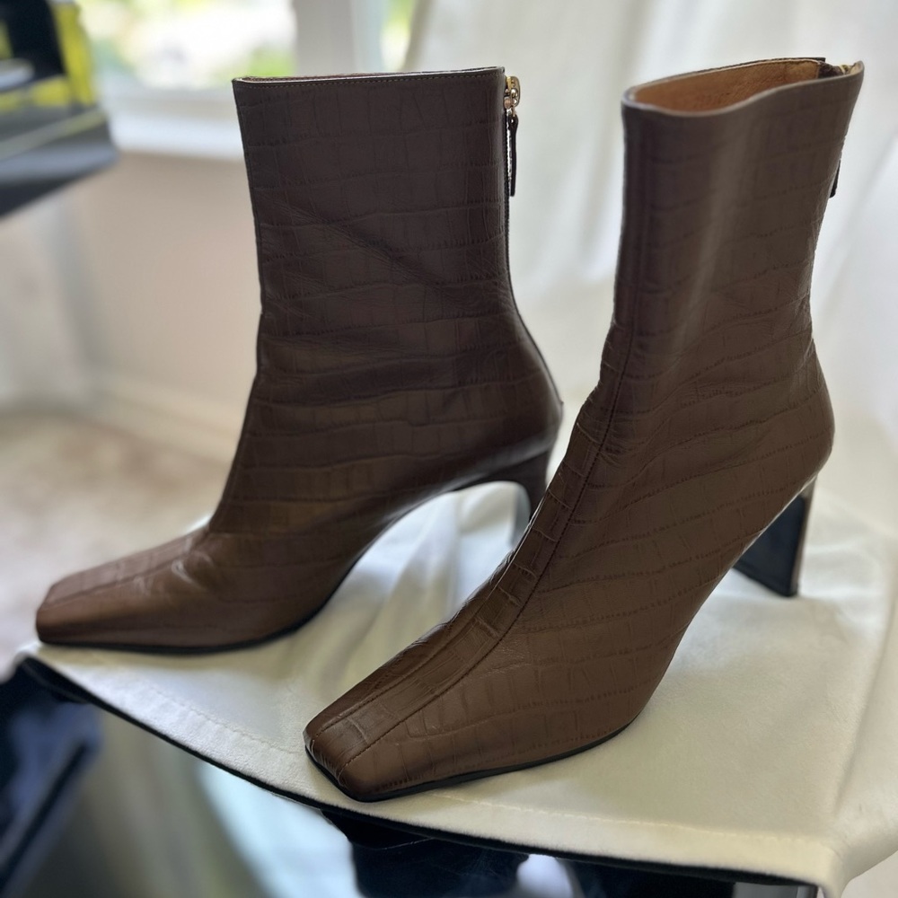 Reike Nen NWOT(?) Tan Croc Square Toe Chelsea Bootie Low Heel 38 Flawless 7.5/8